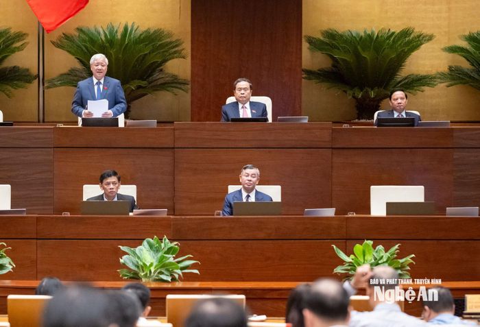 Phó Chủ tịch Thường trực Quốc hội Đỗ Văn Chiến điều hành phiên thảo luận. Ảnh: Viết Chung
