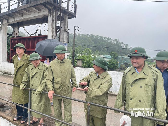 Phó Chủ tịch UBND tỉnh Nguyễn Văn Đệ yêu cầu Sở Nông nghiệp và Môi trường, các đơn vị quản lý cần huy động tối đa nhân lực để tiêu nước nội đồng và đô thị. Ảnh: Thúy Vinh
