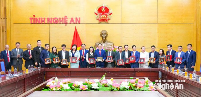 Lãnh đạo tỉnh Nghệ An tặng quà lưu niệm cho các đại biểu. Ảnh: TL