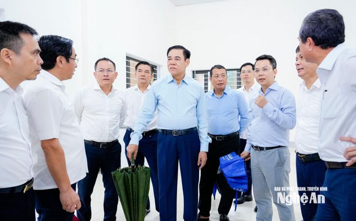 Chủ tịch UBND tỉnh Võ Trọng Hải và đoàn công tác đã đi khảo sát khuôn viên, cơ sở vật chất của cơ sở 2 Trung tâm Bảo trợ xã hội tổng hợp Nghệ An tại phường Cửa Lò. Ảnh: Phạm Bằng