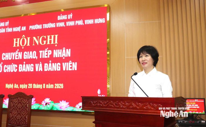 Đồng chí Hồ Thị Hồng Liên - Ủy viên Ban Chấp hành Đảng bộ, Phó Trưởng Ban Xây dựng Đảng Đảng ủy UBND tỉnh đã công bố Quyết định tiếp nhận 4 tổ chức đảng về Đảng ủy Ủy ban nhân dân tỉnh.