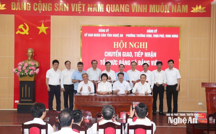 Đại diện Đảng ủy các phường, Đảng ủy Ủy ban nhân dân tỉnh và Đảng ủy 4 bệnh viện đã tiến hành ký biên bản bàn giao hồ sơ.