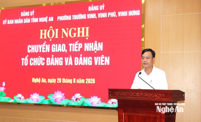 Đồng chí Phạm Tuấn Vinh - Ủy viên Ban Chấp hành Đảng bộ tỉnh, Phó Bí thư Đảng ủy UBND tỉnh phát biểu tại lễ tiếp nhận.