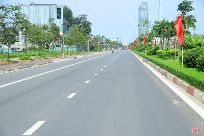 Điểm cuối giao với đường Hàm Nghi thuộc phường Thành Sen.