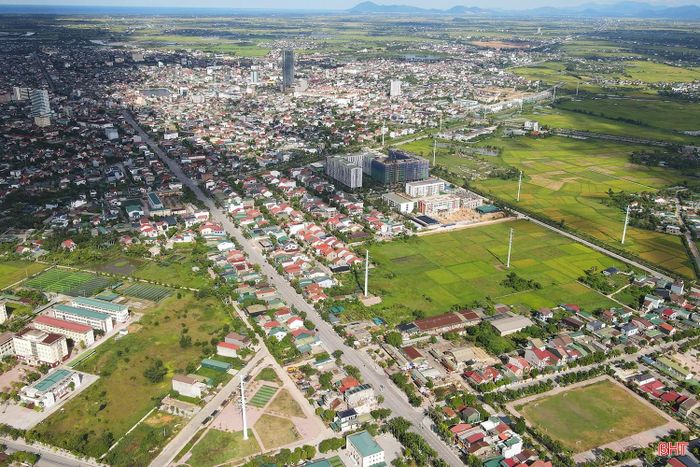 Do đó, việc đầu tư xây dựng Dự án đường Xô Viết Nghệ Tĩnh về phía Tây góp phần hoàn thiện mạng lưới hạ tầng giao thông đồng bộ theo quy hoạch đô thị của tỉnh, tạo động lực thúc đẩy phát triển kinh tế xã hội của tỉnh và trước mắt sẽ tạo lợi thế cho phường Thành Sen và mở rộng không gian đô thị về phía Tây, kết nối với các quy hoạch vùng phụ cận, xã Thạch Hà và cao tốc Bắc - Nam.