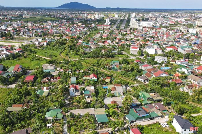 Về phía Tây của thành phố Hà Tĩnh (cũ), hiện tuyến cao tốc Bắc - Nam đã hoàn thành, đưa vào khai thác và nối với trung tâm đô thị Hà Tĩnh qua các tuyến đường: Vũ Quang, Ngô Quyền kéo dài - đường tỉnh 550 và đường song hành Hàm Nghi - đường tỉnh 550.