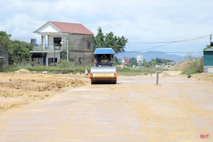 Trong khi đó, đoạn từ đường Nguyễn Công Trứ kéo dài về phía Đông đang được triển khai thi công. Khi dự án hoàn thành, sẽ tạo thành tuyến kết nối quốc lộ 1 với quốc lộ 15B và khu vực biển.