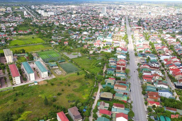  Để triển khai dự án, dự kiến số thửa đất ở bị ảnh hưởng là 316 thửa, với diện tích thu hồi khoảng 63.300 m2; chi phí giải phóng mặt bằng 1.877 tỷ đồng, bố trí 292 lô đất tái định cư. 