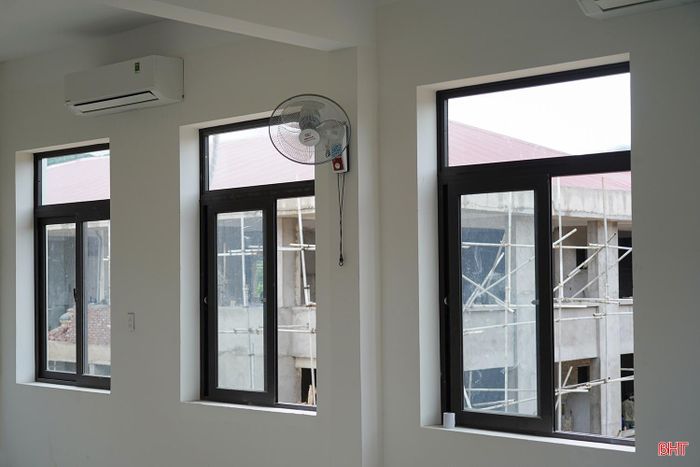 Tại Trường Phổ thông nội trú liên cấp TH&THCS Sơn Kim 1, sau nhiều tháng thi công liên tục, công trình đã đạt khoảng 94% khối lượng. Các khối nhà học, nhà nội trú và khu hành chính cơ bản hoàn thiện. Nhà đa năng, nhà ăn cùng các hạng mục sân đường, cây xanh đang được gấp rút hoàn thiện.