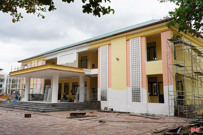 Để có được tiến độ này, các nhà thầu đã phải nỗ lực khắc phục nhiều trở ngại. Mưa kéo dài trong những tháng đầu năm khiến việc thi công nhiều thời điểm bị gián đoạn; khi bước vào giai đoạn hoàn thiện, nắng nóng gay gắt buộc đơn vị phải tổ chức thi công ngoài giờ, tăng ca vào ban đêm. Cùng với đó, giá vật liệu xây dựng tăng bình quân khoảng 25%, chi phí nhân công tăng hơn 100%, trong khi nguồn lao động kỹ thuật phục vụ công tác hoàn thiện ngày càng khan hiếm, gây không ít áp lực lên tiến độ dự án.