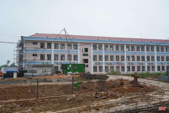 Theo kế hoạch, các công trình sẽ hoàn thiện và bàn giao trước ngày 28/8 để tổ chức khánh thành gắn với lễ khai giảng năm học 2026-2027 vào ngày 5/9. Khi đi vào hoạt động, 2 ngôi trường mới sẽ góp phần cải thiện điều kiện dạy và học, đáp ứng nhu cầu học tập, sinh hoạt của học sinh vùng biên, tạo động lực nâng cao chất lượng giáo dục trên địa bàn.
