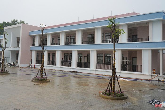 Mưa kéo dài đúng vào giai đoạn nước rút đang tạo thêm áp lực cho công trình Trường Phổ thông nội trú liên cấp TH&THCS Hương Khê. Nhiều hạng mục ngoài trời như sân đường, hạ tầng kỹ thuật, cây xanh phải tranh thủ từng khoảng thời tiết tạnh ráo để thi công. Dù vậy, các tổ, đội thi công vẫn duy trì nhiều mũi làm việc liên tục nhằm bù tiến độ.