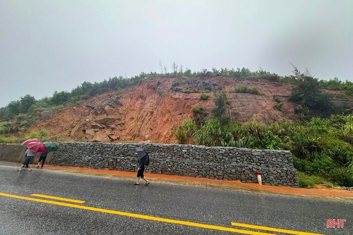 Tại đoạn tuyến Km 103+760 ở phường Hải Ninh cũng thường xuyên bị sạt lở khi mưa lớn kéo dài. Dù hiện nay đã có hệ thống rọ đá, tường chắn, tuy nhiên, do mưa lớn kéo dài, nước từ trên đồi núi đổ xuống mạnh, kéo theo nguy cơ sạt lở.