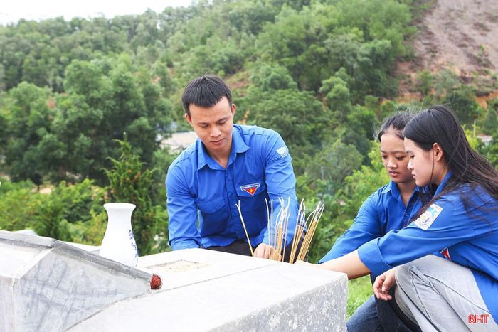 Các ĐVTN và cựu chiến binh xã Sơn Giang dâng hương các phần mộ liệt sĩ tại Nghĩa trang Liệt sĩ Nầm.