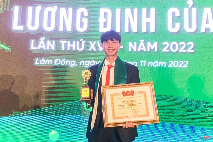  Anh Đặng Văn Cường nhận giải thưởng Lương Định Của năm 2024 và Nguyễn Hồng Tiệp nhận giải thưởng Lương Định Của năm 2022. Ảnh: NVCC. 