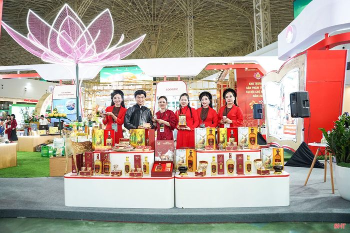 Một số sản phẩm của HTX Đầu tư và phát triển nhung hươu Hương Sơn tham gia Hội chợ mùa Thu năm 2025 tại Hà Nội.