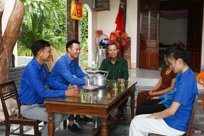Anh Nguyễn Hồng Tiệp đến các mô hình nuôi hươu, trực tiếp hướng dẫn, chia sẻ kỹ thuật mới và đồng hành cùng người dân, đoàn viên trong phát triển chăn nuôi.