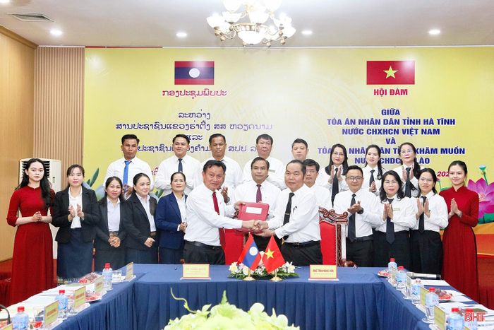 TAND tỉnh Hà Tĩnh và TAND tỉnh Khăm Muồn (Lào) thực hiện các nghi thức ký kết tại hội đàm.