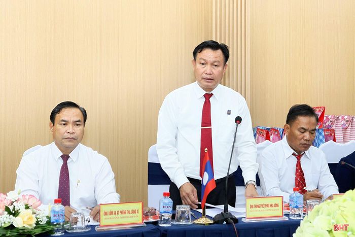 Ông Thông Phết Phúi Nhạ Vông - Chánh án TAND tỉnh Khăm Muồn thông tin tại buổi hội đàm.