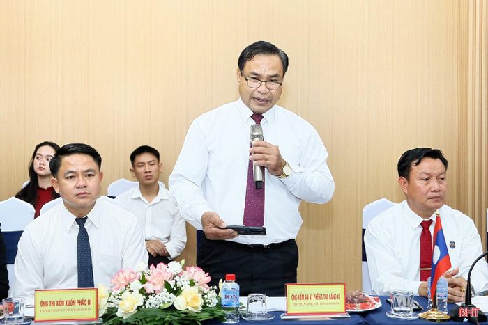 Các đại biểu TAND tỉnh Khăm Muồn thảo luận tại buổi hội đàm.
