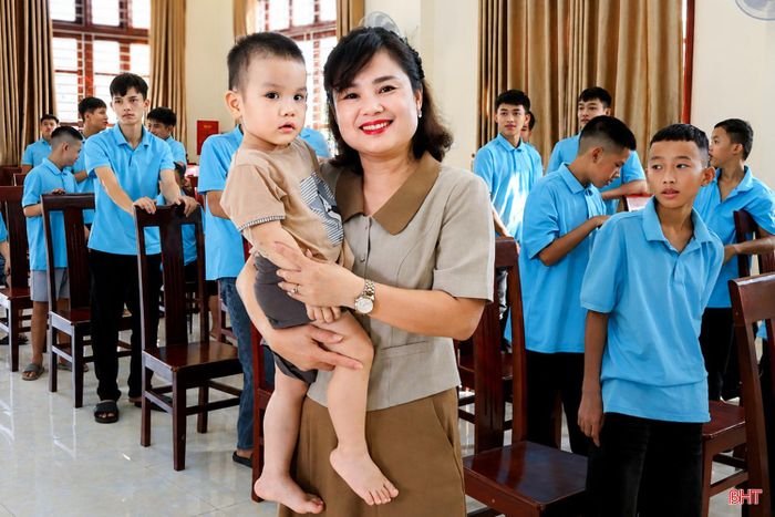 Từ sự chăm sóc của các cô đến những yêu thương được trao gửi từ cộng đồng, Làng Trẻ em mồ côi Hà Tĩnh đang từng ngày vun đắp cho các em một môi trường để học tập, vui chơi và trưởng thành. Trước thềm năm học mới, những chiếc cặp sách, trang vở và nụ cười của các em cũng mang theo niềm tin vào một chặng đường phía trước.