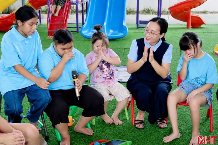 Với các em nhỏ, nhất là trẻ khuyết tật và trẻ còn ít tuổi, việc chăm sóc đòi hỏi sự kiên trì và tận tâm mỗi ngày. Từ việc ăn, ngủ, học tập đến vui chơi, các cô đều cố gắng dành cho từng em sự quan tâm phù hợp.