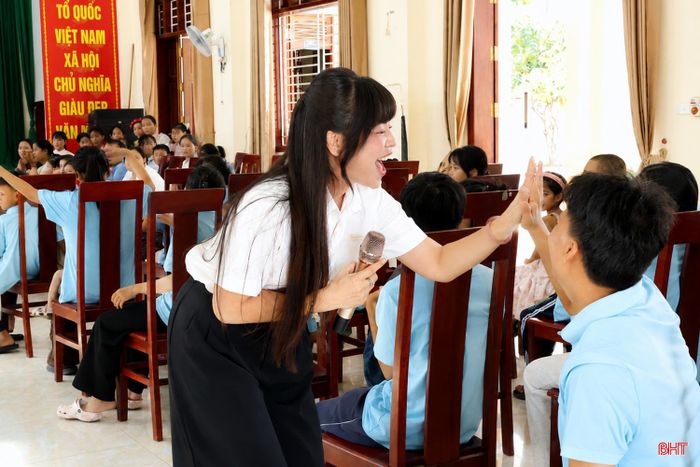 Các em còn nhận được sự quan tâm, sẻ chia của nhiều tổ chức, đơn vị và những tấm lòng hảo tâm. Mỗi món quà, mỗi hoạt động giao lưu đều mang đến cho các em thêm niềm vui và cảm nhận rằng mình luôn có những người đồng hành. Chị Võ Thúy Hiền (Trung tâm Nghệ thuật Sunny Hà Tĩnh) chia sẻ: “Chúng tôi mong muốn đóng góp một phần nhỏ để các em có thêm niềm vui và cảm nhận được rằng luôn có nhiều người yêu thương, đồng hành cùng mình.”