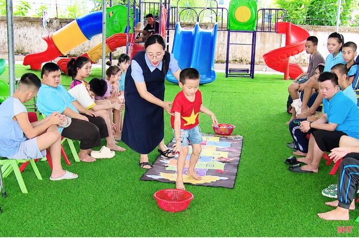 Bên cạnh việc học, các em được tham gia nhiều hoạt động vui chơi, rèn luyện thể chất và kỹ năng sống. Qua mỗi hoạt động, các cô mong muốn các em thêm tự tin, biết sẻ chia và từng bước hình thành kỹ năng tự lập.