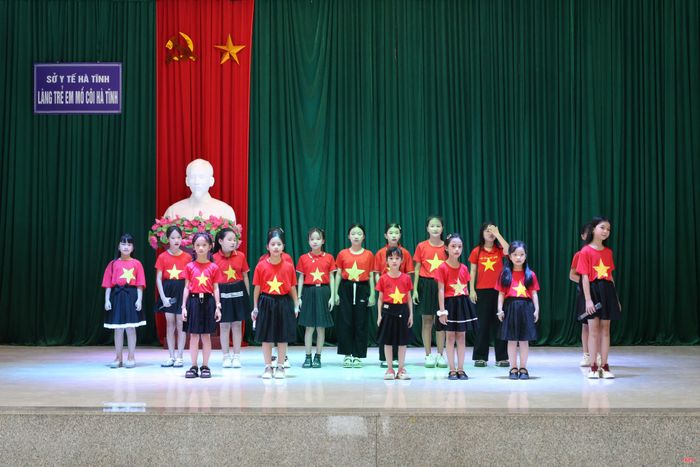 Văn nghệ, thể thao, vui chơi hay những hoạt động trải nghiệm trở thành những khoảng thời gian để các em được thể hiện bản thân, giao lưu và gắn kết.