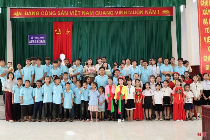  Hiện Làng Trẻ em mồ côi Hà Tĩnh đang chăm sóc, nuôi dưỡng 106 em. Mỗi em một hoàn cảnh, nhưng đều nhận được sự chăm sóc tận tình từ các cô. 