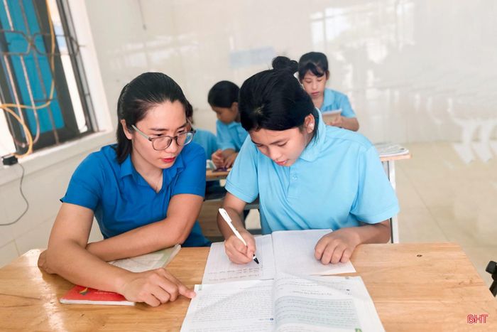 Trong những giờ học tại Làng Trẻ em mồ côi Hà Tĩnh, các cô luôn kiên nhẫn kèm cặp, động viên từng em. Sự đồng hành ấy không chỉ giúp các em thêm tự tin trong học tập mà còn mang đến cảm giác được yêu thương, sẻ chia. Em Dương Thị Thanh Tâm bày tỏ: “Em rất biết ơn các cô đã luôn quan tâm, chia sẻ với em trong học tập cũng như sinh hoạt. Dù không có một gia đình trọn vẹn nhưng em vẫn cảm nhận được sự ấm áp và yêu thương nơi đây".