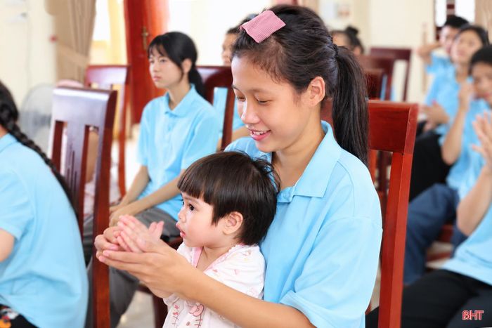 Trong những buổi sinh hoạt chung, các em cùng vui chơi, chăm sóc và chia sẻ với nhau. Những khoảnh khắc gần gũi ấy giúp các em thêm gắn bó, tạo nên cảm giác thân thuộc dưới mái nhà chung.