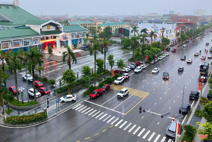 Để có được “thành quả” như hiện nay là nhờ các cấp chính quyền của TP Hà Tĩnh (cũ), nay là phường Thành Sen, đã linh hoạt lồng ghép các nguồn lực để tập trung nâng cấp, chỉnh trang hạ tầng gắn với cải thiện hệ thống tiêu thoát nước đô thị, ứng phó với biến đổi khí hậu.