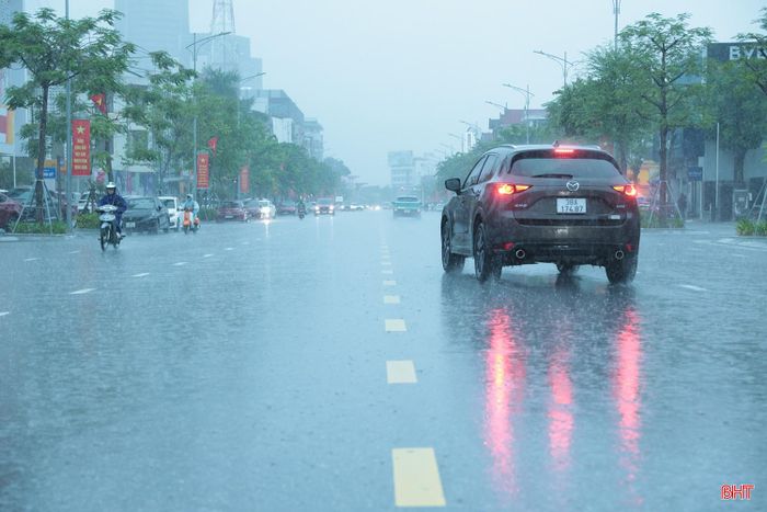 Dù lượng mưa khá lớn, nhưng theo ghi nhận của PV Báo và phát thanh, truyền hình Hà Tĩnh, vào sáng 20/8, phần lớn các tuyến đường ở trung tâm phường Thành Sen cơ bản không bị ngập úng, giao thông không bị chia cắt. Trong ảnh: Đường Phan Đình Phùng, phường Thành Sen. 