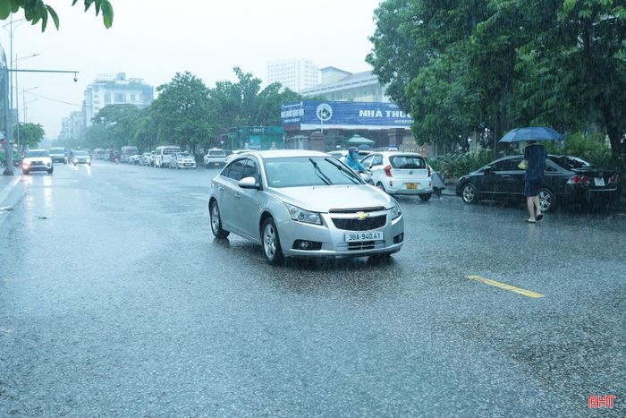 Tại đường Hải Thượng Lãn Ông đoạn qua khu vực BVĐK tỉnh Hà Tĩnh trước đây thường xuyên bị ngập úng cục bộ, lực lượng CSGT phải cắm biển cảnh báo, hạn chế người và phương tiện qua lại mỗi khi có mưa lớn kéo dài, nhưng nay mặt đường không bị ứ đọng nước.