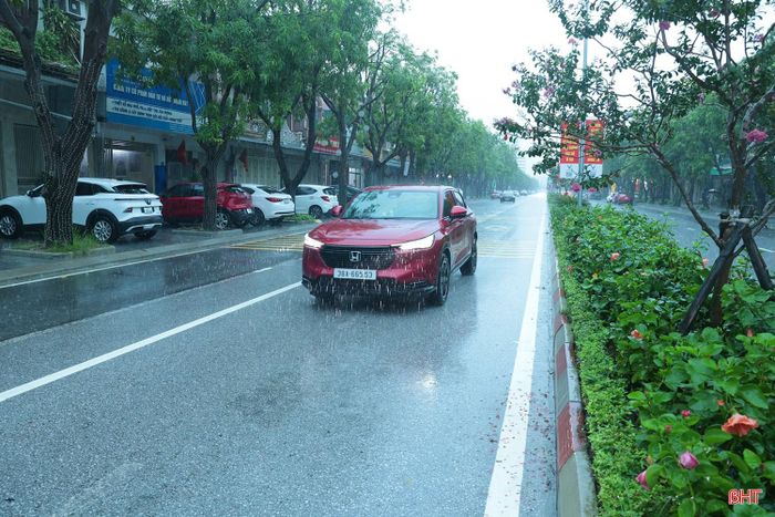 Tương tự, tại đường Nguyễn Du - tuyến giao thông từng được biết tới với tình trạng “hễ mưa là ngập”, gây khó khăn cho người tham gia giao thông và người dân 2 bên đường, nhưng nay cũng không bị ngập úng, dù lượng mưa khá lớn.