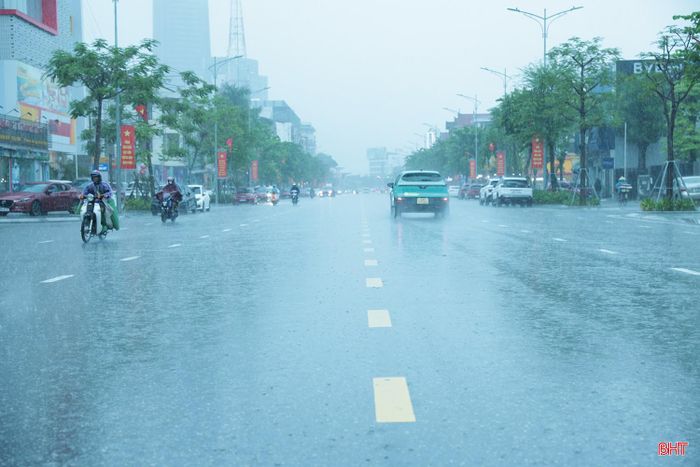 Trước đây, mỗi khi có các đợt mưa lớn kéo dài, các tuyến đường ở trung tâm phường Thành Sen như Hải Thượng Lãn Ông, Nguyễn Công Trứ, Nguyễn Du, Lê Ninh, Lý Tự Trọng... thường xuyên rơi vào cảnh ngập sâu. Ngập úng làm chết máy hàng loạt phương tiện, gây ách tắc giao thông và tràn vào nhà dân.