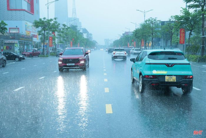  Đường không bị ngập úng, vì thế người và phương tiện tham gia giao thông lưu thông thuận lợi. Trong ảnh: Đường Phan Đình Phùng, phường Thành Sen. 