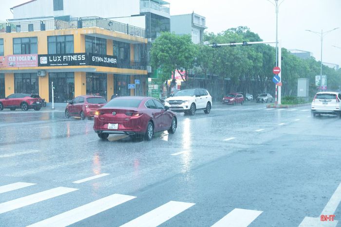Phương tiện lưu thông thuận lợi qua nút giao đường Nguyễn Du và đường Xuân Diệu.