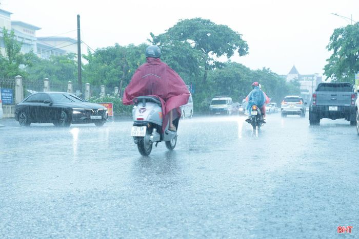 Mặt đường Hải Thượng Lãn Ông gần như không có các vũng nước lớn. Các loại phương tiện như xe máy, xe máy điện, xe đạp vẫn lưu thông thuận lợi.