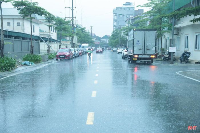 Mưa lớn nhưng nước trên các tuyến đường ở phường Thành Sen tiêu thoát nhanh, không bị ngập lụt, nhận được sự đánh giá cao từ người dân.