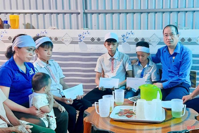 Trao hỗ trợ cho các cháu Phạm Khắc Thắng (SN 2011), Phạm Đức Khang (SN 2014), Phạm Đức Thịnh (SN 2015), trú thôn Mỹ Tân, xã Kỳ Thượng. Ba cháu là con của chị Lê Thị Thành - công nhân Công ty TNHH MTV Chế biến chất thải công nghiệp Hà Tĩnh. Chồng chị Thành bị mất do tai nạn lao động; một mình chị nuôi 4 con ăn học và bố mẹ già yếu; hoàn cảnh gia đình hết sức khó khăn.
