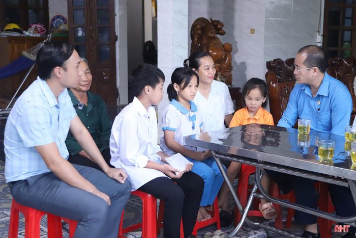 Lãnh đạo LĐLĐ tỉnh và cấp ủy, chính quyền xã Thiên Cầm trao hỗ trợ cho cháu Phan Viết Hải Thiên (SN 2011), Phan Thị Minh Anh (SN 2026), Phan Thị Tuyết Giang (SN 2021), trú thôn Đông Phúc, xã Thiên Cầm. Các cháu là con của chị Nguyễn Thị Hà - công nhân Công ty TNHH Thương mại dịch vụ Thượng Dư chi nhánh Hà Tĩnh. Chồng chị Hà mất sớm, một mình chị nuôi 3 con ăn học; gia đình chưa có nhà ở ổn định, hoàn cảnh hết sức khó khăn.