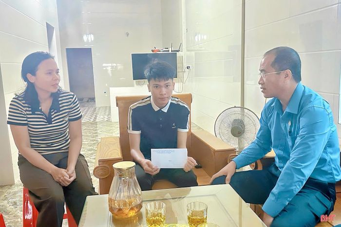  Sau khi tiếp nhận tài trợ từ doanh nghiệp, lãnh đạo LĐLĐ tỉnh đã đến tận nơi trao nguồn hỗ trợ cho các cháu. Trong ảnh: Phó Chủ tịch Ủy ban MTTQ tỉnh, Chủ tịch LĐLĐ tỉnh Nguyễn Thế Hoàn trao quà, động viên cháu Phạm Quốc Lượng (SN 2010, trú TDP Bắc Ninh, phường Hải Ninh) - con trai chị Phạm Thị Thùy - công nhân Công ty CP Xuất nhập khẩu thủy sản Nam Hà Tĩnh. 