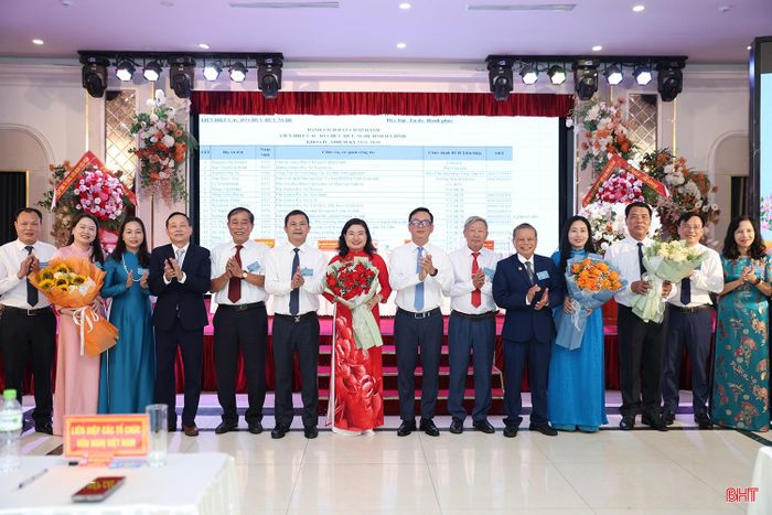 Lãnh đạo Liên hiệp các tổ chức hữu nghị Việt Nam tặng hoa chúc mừng Ban Chấp hành Liên hiệp các tổ chức hữu nghị tỉnh Hà Tĩnh nhiệm kỳ 2026 - 2031.