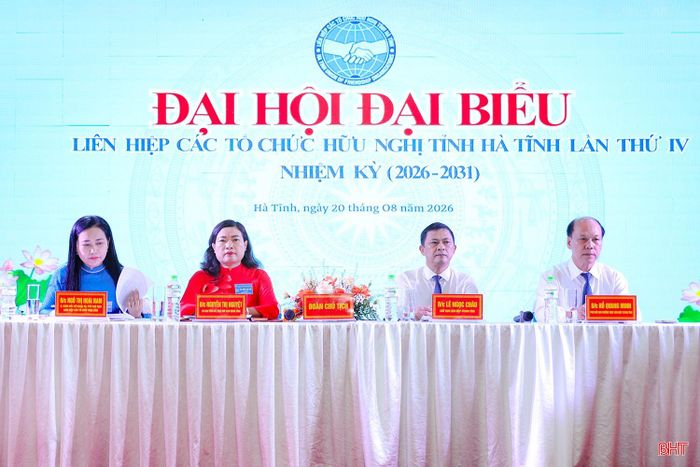 Đoàn chủ tịch điều hành đại hội.