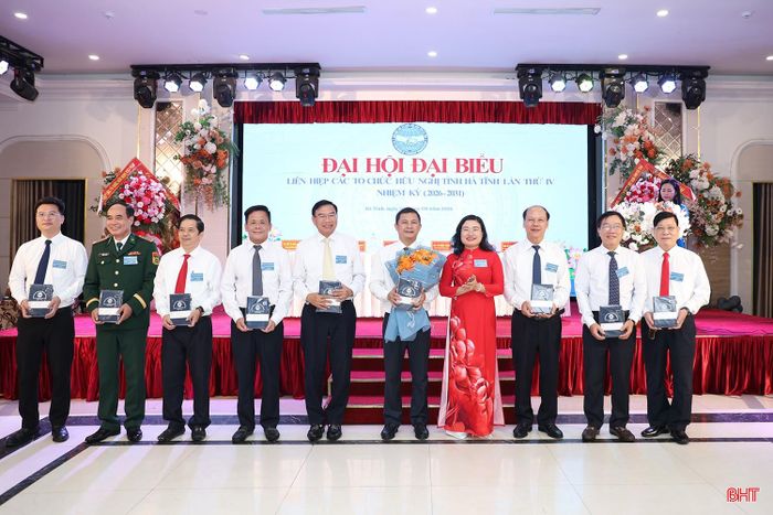 Đồng chí Nguyễn Thị Nguyệt - Phó Chủ tịch UBND tỉnh, Chủ tịch Liên hiệp các tổ chức hữu nghị tỉnh tặng hoa và quà lưu niệm các đồng chí trong Ban Chấp hành không tái cử.
