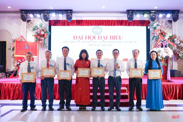 Lãnh đạo Liên hiệp các tổ chức hữu nghị Việt Nam trao Kỷ niệm chương "Vì hòa bình, hữu nghị giữa các dân tộc" cho các cá nhân.