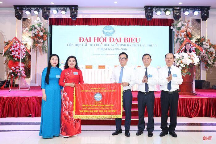 Lãnh đạo Liên hiệp các tổ chức hữu nghị Việt Nam trao cờ "Chủ động, linh hoạt, sáng tạo, hiệu quả" tới Liên hiệp các tổ chức hữu nghị tỉnh Hà Tĩnh.