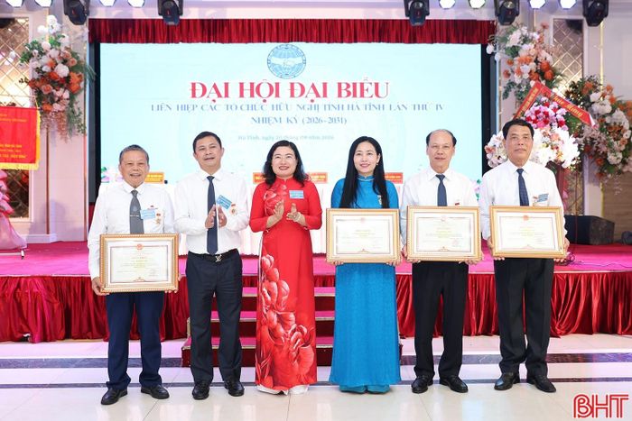 Đồng chí Nguyễn Thị Nguyệt - Phó Chủ tịch UBND tỉnh, Chủ tịch Liên hiệp các tổ chức hữu nghị tỉnh trao bằng khen của Chủ tịch UBND tỉnh cho tập thể Liên hiệp các tổ chức hữu nghị tỉnh và 3 cá nhân vì đã có thành tích xuất sắc trong công tác và phong trào thi đua nhiệm kỳ 2023 - 2026.